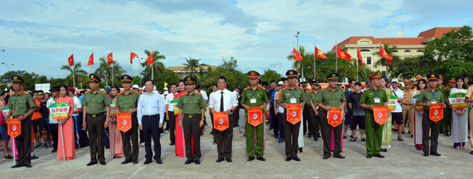 Các đồng chí lãnh đạo trao cờ lưu niệm cho các đoàn tham gia hội thao CAND.