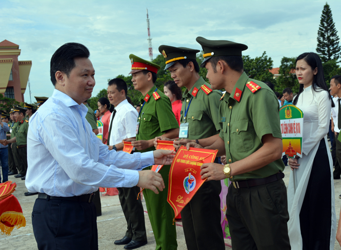Đồng chí Nguyễn Tiến Hoàng, Tỉnh ủy viên, Phó Chủ tịch UBND tỉnh trao cờ lưu niệm cho các đoàn tham gia hội thao CAND.