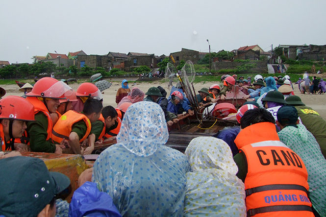 Lực lượng Công an Quảng Bình cứu hộ thành công hàng chục chiếc thuyền và hàng trăm ngư dân bị giông lốc trên biển ở huyện Bố Trạch (ngày 13 tháng 5 năm 2016). Ảnh: Quang Văn