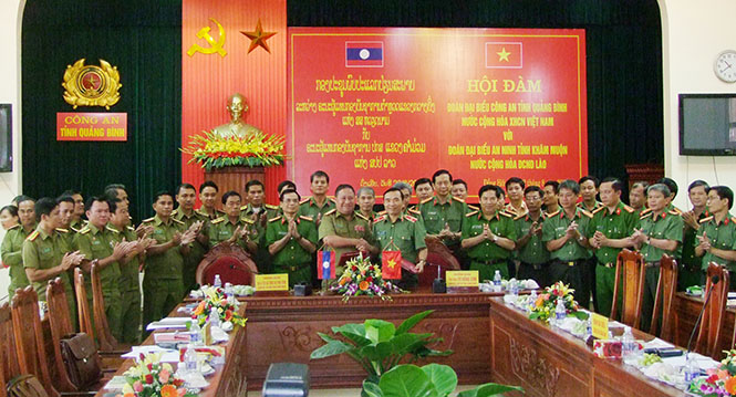 Lãnh đạo Công an tỉnh Quảng Bình và An ninh tỉnh Khăm Muộn ký kết bản ghi nhớ lần thứ 24. 