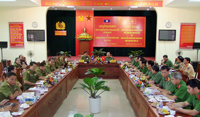 Quang cảnh hội đàm giữa Công an tỉnh Quảng Bình và An ninh tỉnh Savanakhẹt. 