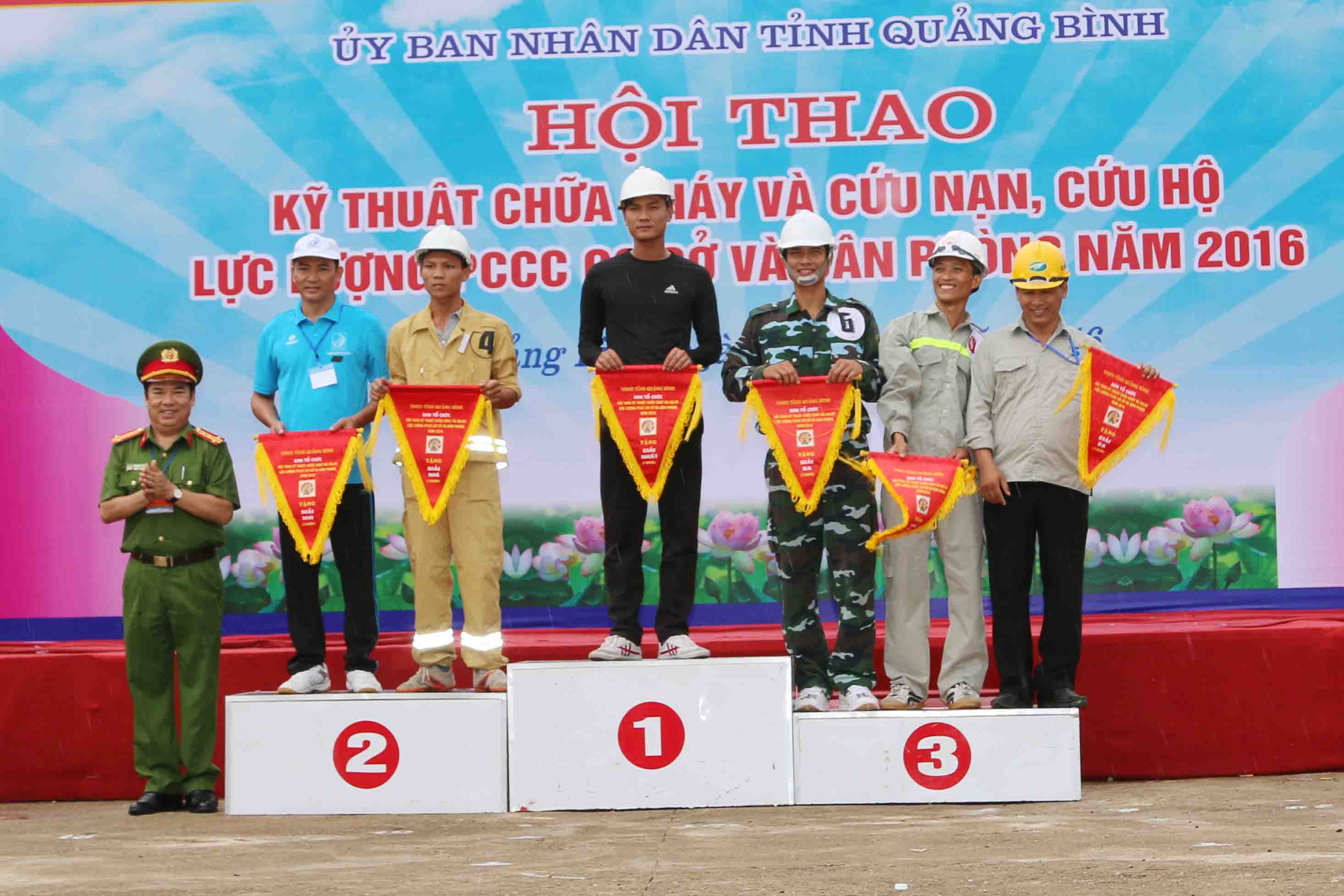 Đồng chí Đại tá Trần Minh Thùy - Ppó Giám đốc Công an tỉnh Quảng Bình trao giải cho các đơn vị đạt thành tích cao môn thi đội hình 4x60m và 100m vượt chướng ngại vật