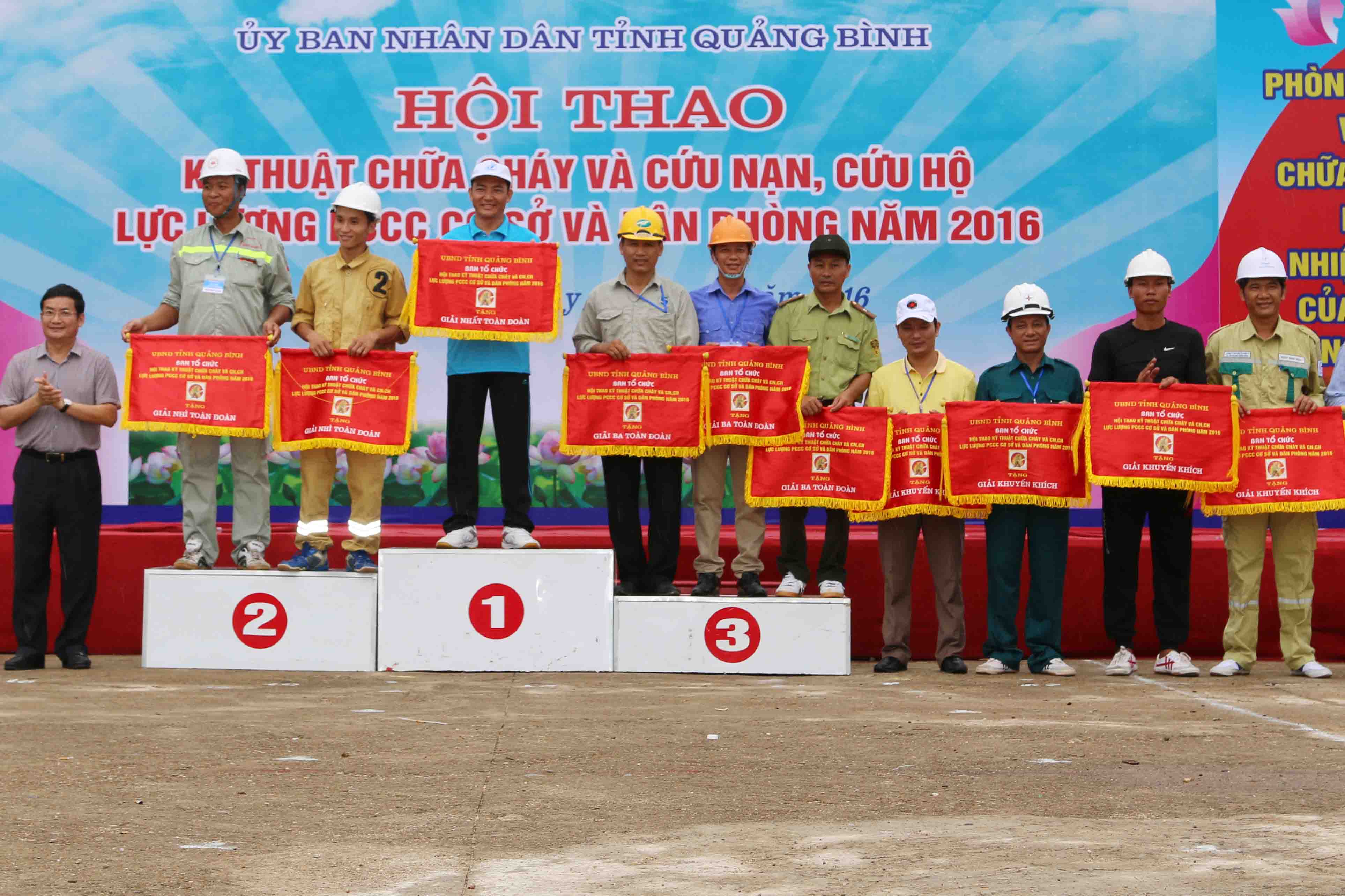 Đồng chí Trần Tiến Dũng - Phó Chủ tịch UBND tỉnh trao giải cho các đội đạt giải toàn đoàn