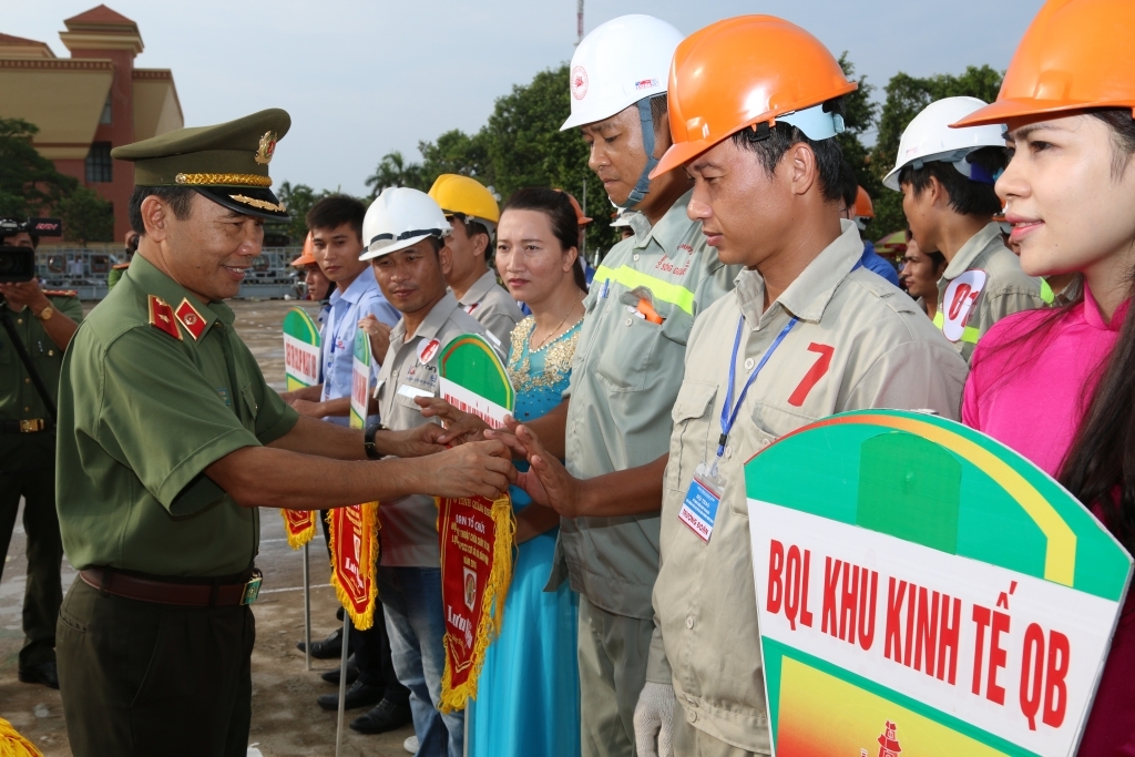 Đồng chí Thiếu tướng Từ Hồng Sơn - Ủy viên Ban Thường vụ Tỉnh ủy, Giám đốc Công a tỉnh Quảng Bình tặng cờ lưu niệm cho các đơn vị tham gia Hội thao.
