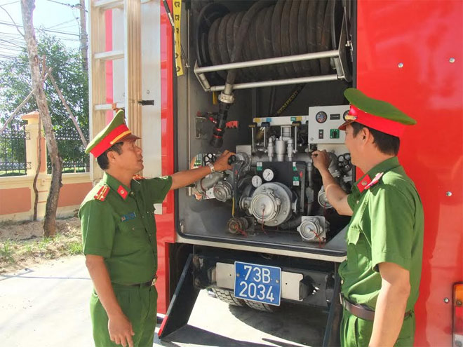 Thượng tá Võ Quốc Văn hướng dẫn kiểm tra phương tiện chữa cháy.