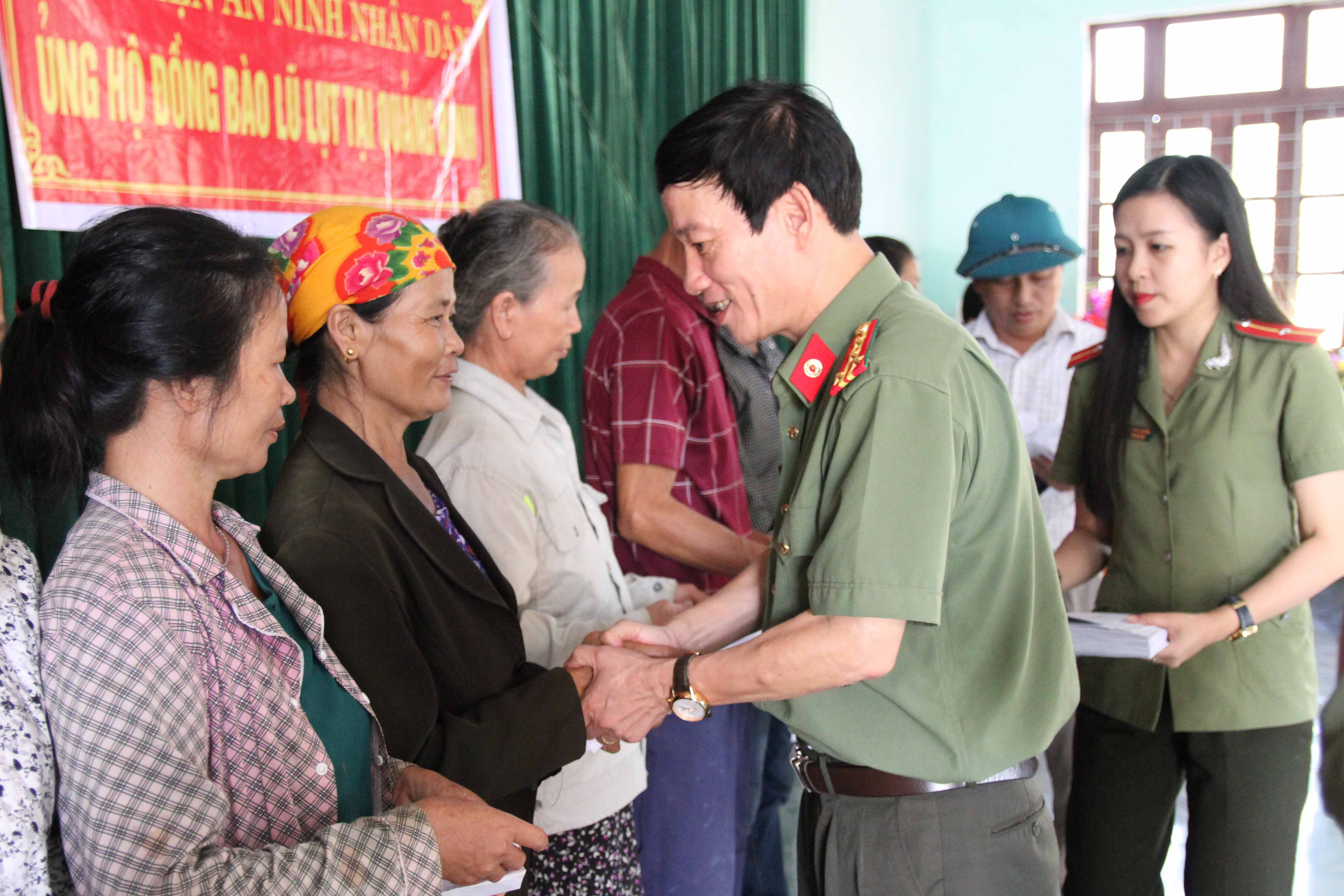 Đồng chí Đại tá , Lê Ngọc An - Phó Viện trưởng Viện Khoa học An ninh nhân dân trao quà cho người dân xã Quảng Tân