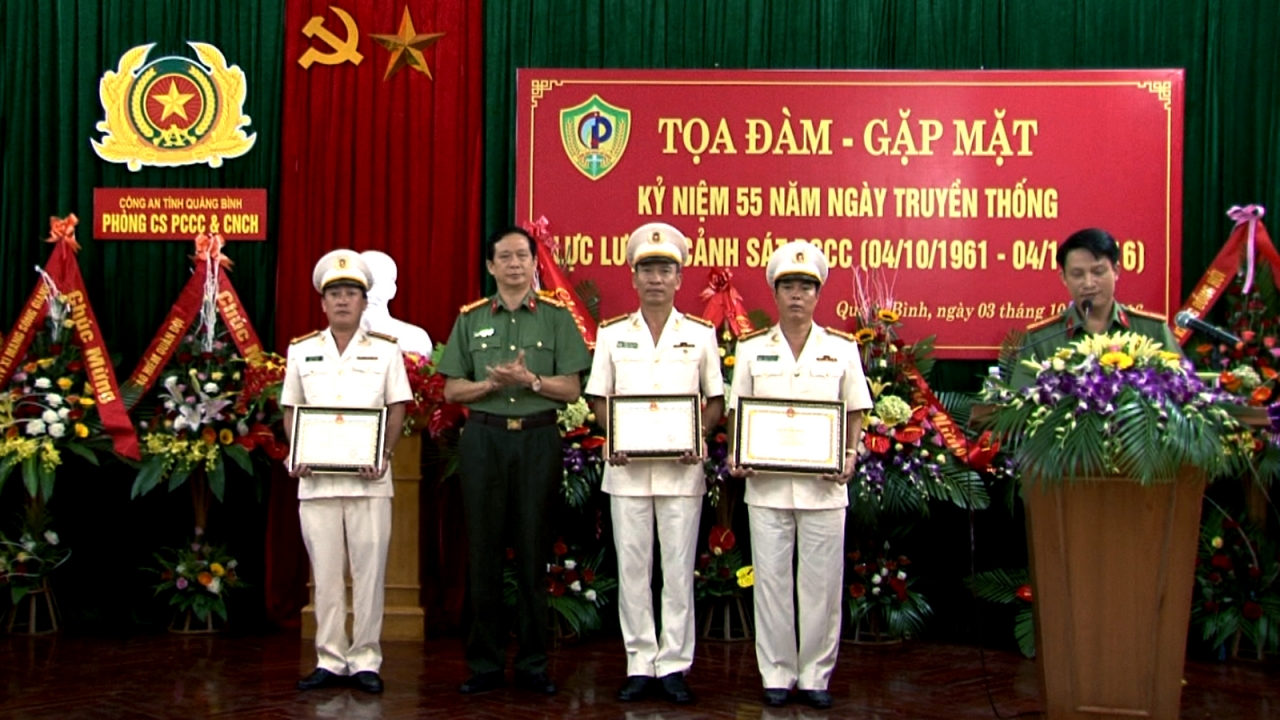 Đồng chí Đại tá Nguyễn Quốc Tường, Phó Giám đốc Công an tỉnh thừa ủy quyền của Lãnh đạo Bộ Công an trao bằng khen cho CBCS phòng Cảnh sát PCCC có nhiều thành tích trong công tác.  			 