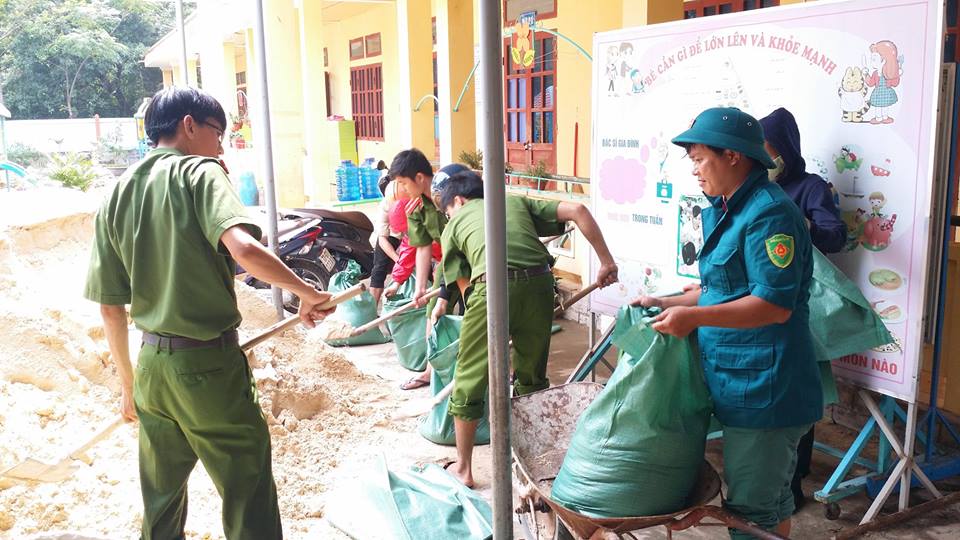 Cán bộ chiến sĩ Công an huyện Quảng Ninh cùng nhân nhân khắc phục hậu quả mưa lũ