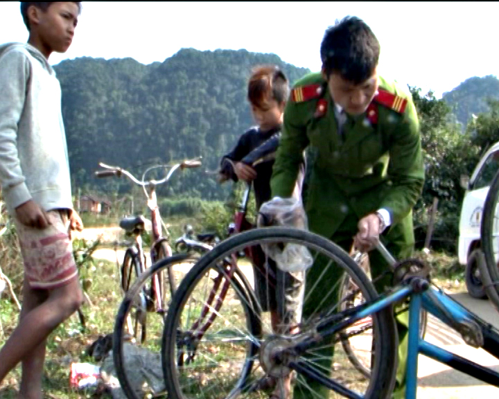 Nhiều xe đạp được CBCS Đồn Công an Tân Ấp, huyện Tuyên Hóa sữa chữa lành lặn giúp các em học sinh trên địa bàn tiếp tục đến trường