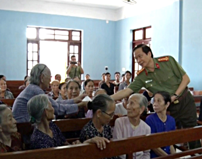 Đồng chí Đại tá Nguyễn Quốc Tường, phó giám đốc Công an tỉnh đã đến thăm hỏi và tặng quà cho bà con thôn Văn Phú, thị xã Ba Đồn 