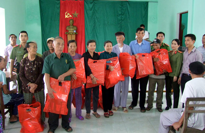 Đại diện Báo CAND và Công ty Duy Lợi trao quà hỗ trợ người dân xã Quảng Phúc, thị xã Ba Đồn, Quảng Bình