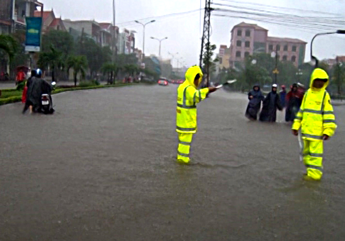 CSGT hướng dẫn người đi quan các tuyến đường ngập lụt đảm bảo an toàn