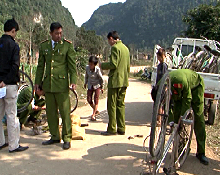 CBCS Đồn Công an Tân Ấp huyện Tuyên Hóa sữa chữa xe đạp giúp các em học sinh đến trường