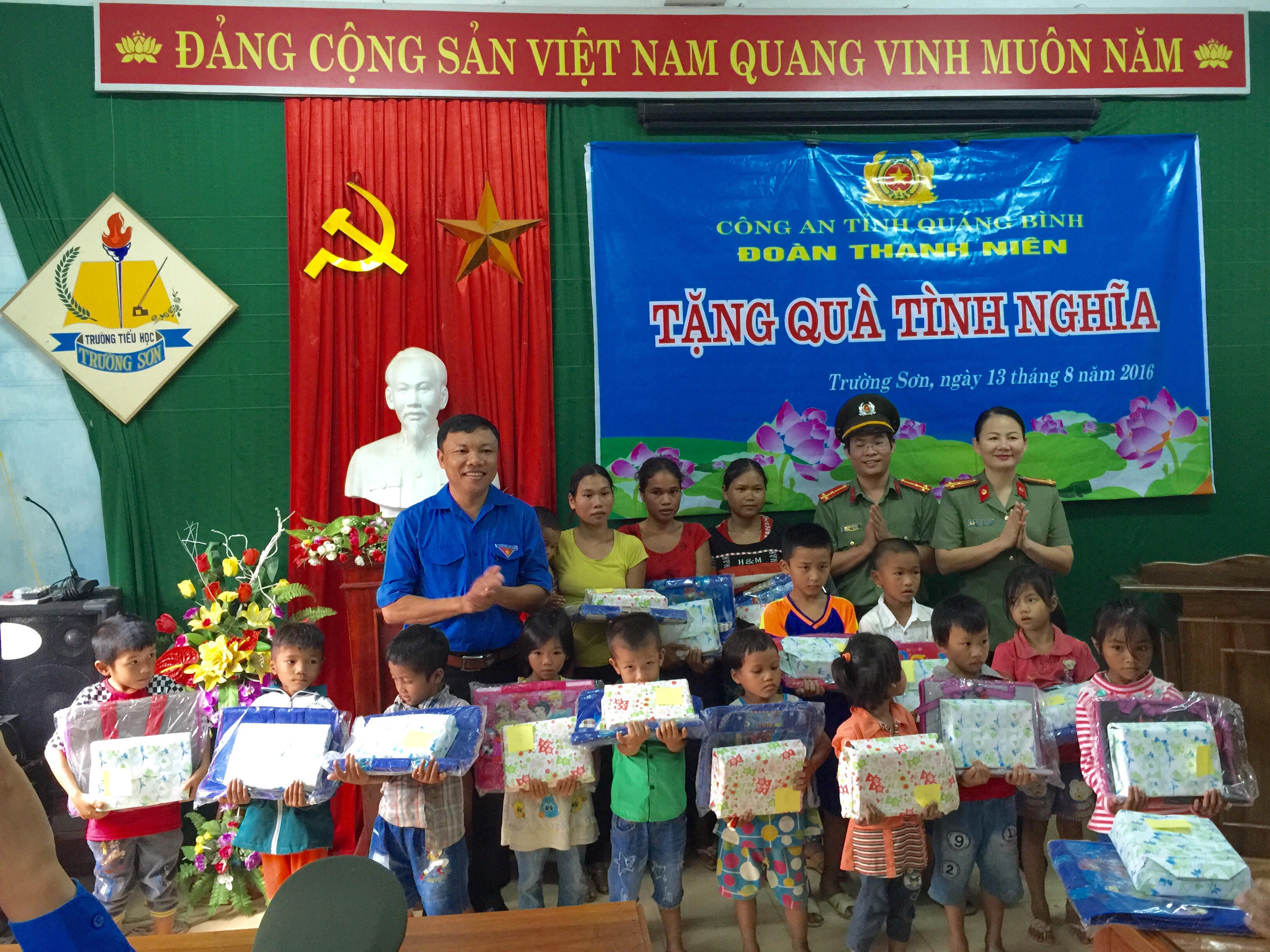 Đoàn thanh niên Công an tỉnh trao quà cho các em học sinh trường tiểu học xã Trường Sơn 