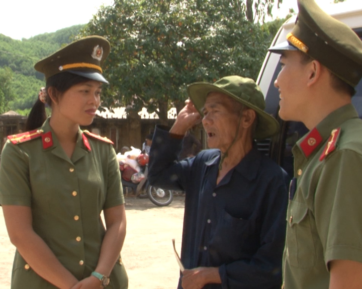 Đoàn viên thanh niên Công an tỉnh Quảng Bình chia sẻ động viên bà con xã Ngư Hóa.