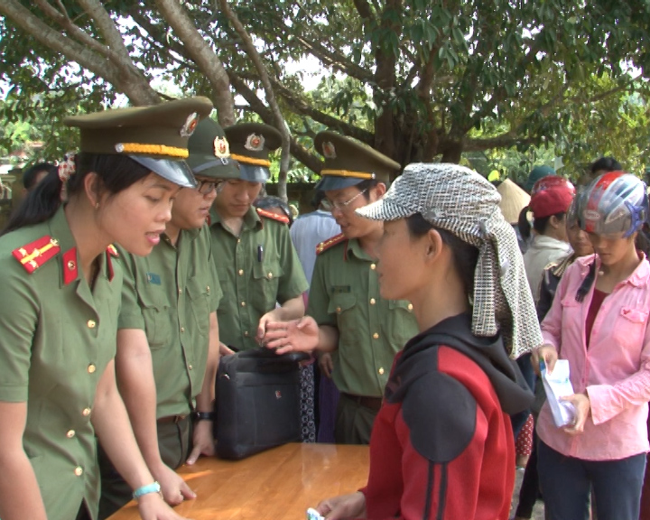 Đoàn viên thanh niên Công an tỉnh Quảng Bình hỏi han tình hình thiệt hại của bà con xã Ngư Hóa.