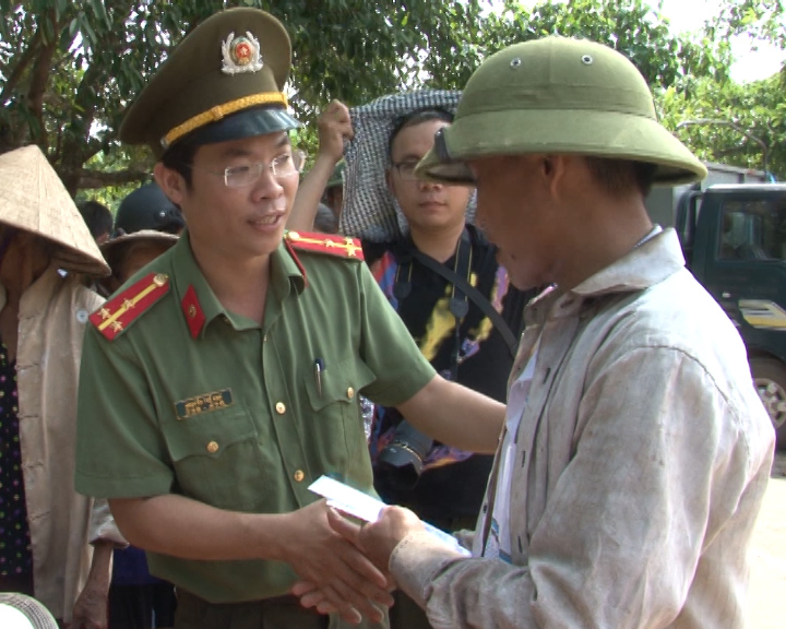 Người dân xã Ngư Hóa xúc động nhận hỗ trợ từ đoàn viên thanh niên Công an tỉnh Quảng Bình.