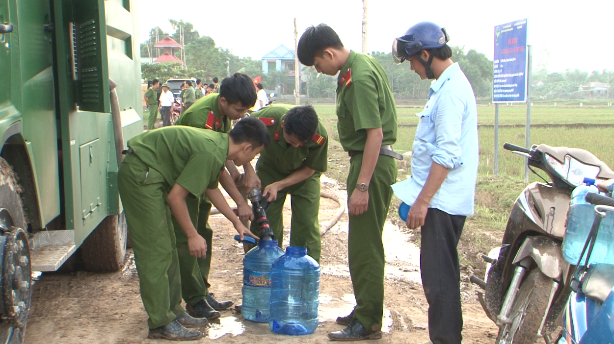 Hàng chục khối nước sạch được cấp cho người dân vùng lũ huyện Quảng Trạch