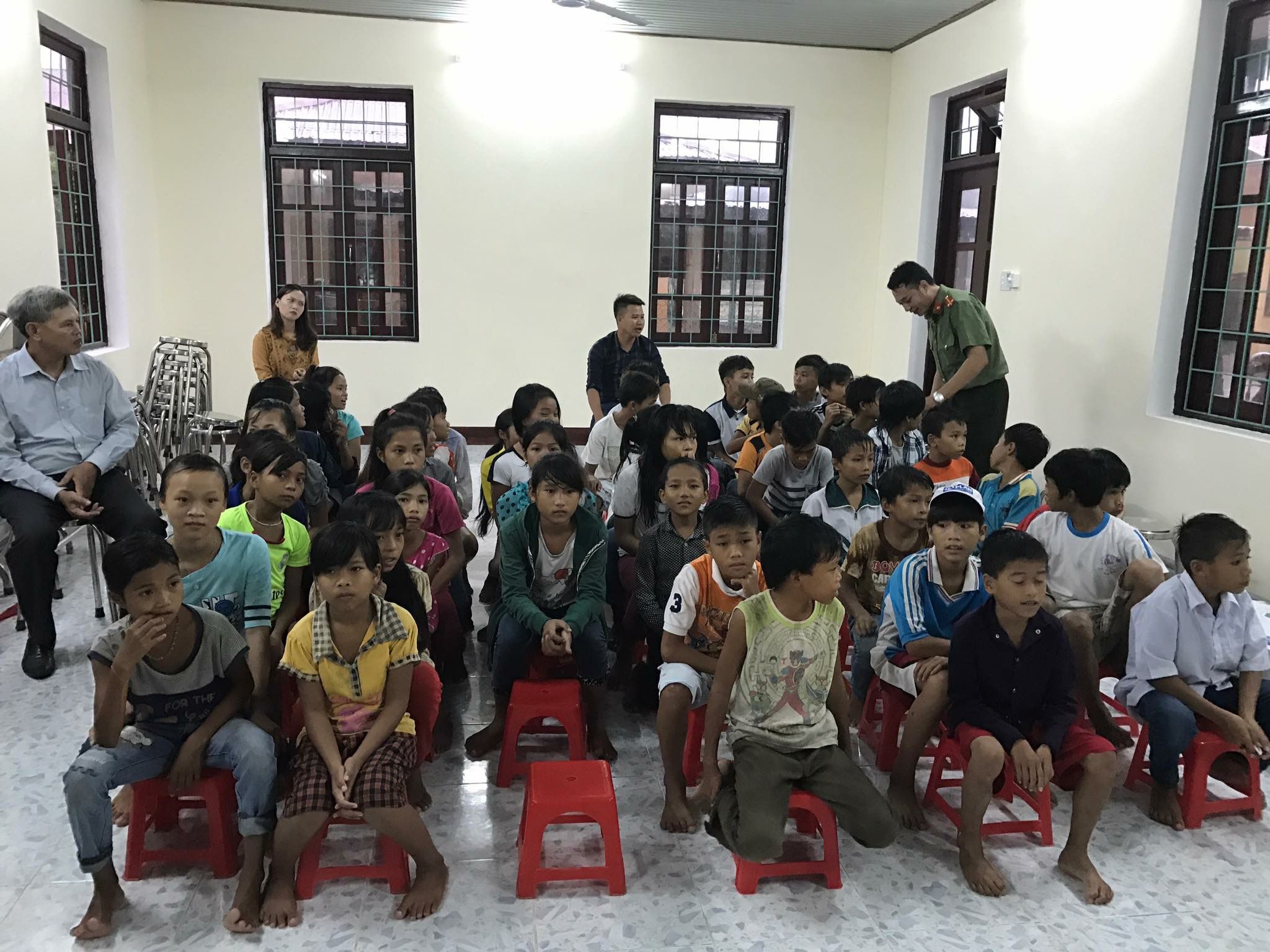 Đoàn viên chi đoàn An ninh kinh tế tặng bút cho học sinh trường Phổ thông dân tộc bán trú THCS Trường Sơn