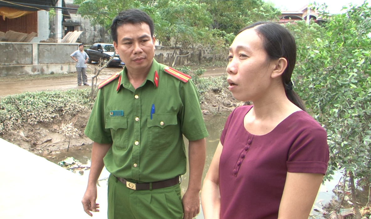 Thiếu tá Phạm Minh Thọ - Phó đội trưởng đội xây dựng phong trào và phụ trách xã đến thăm hỏi người dân được anh cứu sống.