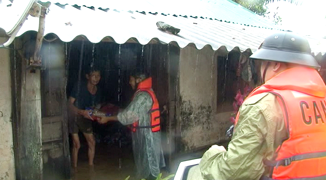 Công an huyện Bố Trạch giúp nhân dân dọn dẹp lại nhà cửa sau khi nước lũ rút