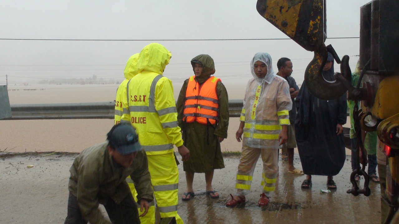 Ban chỉ huy Công an thị xã Ba Đồn về các địa bàn vùng ngập lụt chỉ đạo các lực lượng kịp thời giúp dân và các phương tiện tham gia giao thông đảm bảo an toàn tuyệt đối.