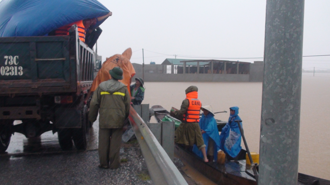 Công an thị xã Ba Đồn tiếp tế lương thực cho bà con vùng ngập lụt. 
