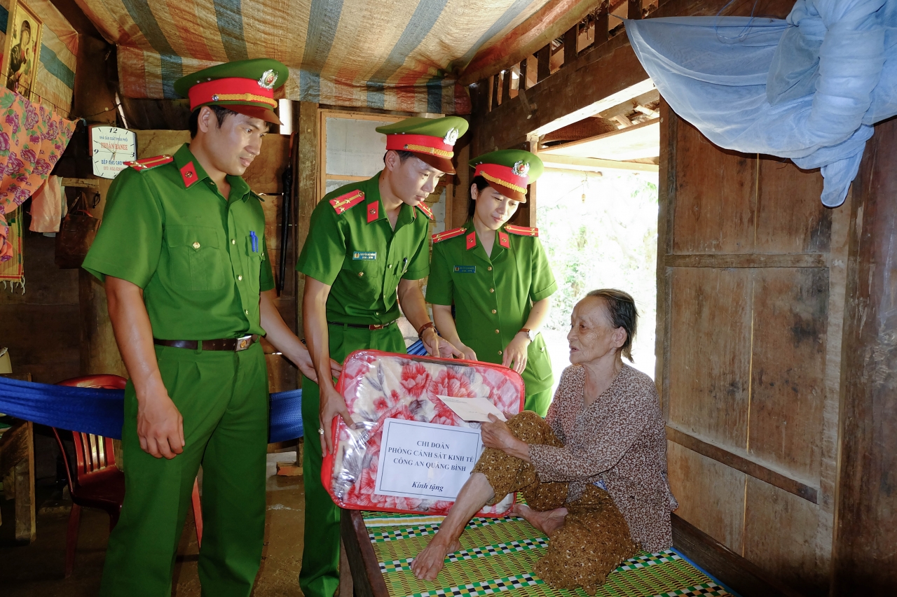 Chi đoàn Phòng Cảnh sát kinh tế thăm và tặng quà cho cụ bà Nguyễn Thị Ngọ
