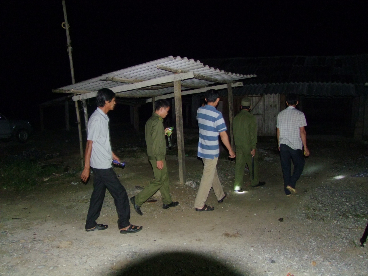 Các thành viên tổ liên gia tự quản phối hợp với Ban CA xã Hương Hóa tuần tra giữ gìn ANTT.