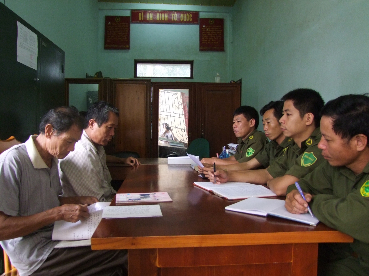 Các đồng chí tổ trưởng tổ liên gia tự quản phản ánh tình hình ANTT với Ban CA xã Hương Hóa.