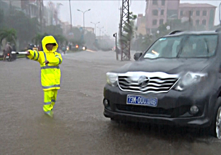 CSGT hướng dẫn phương tiện đi qua các tuyến đường ngập lụt đảm bảo an toàn
