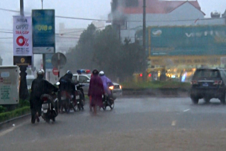 Tuyến đường Trần Hưng Đạo, Thành phố Đồng Hới nhiều đoạn bị ngập sâu trong nước.