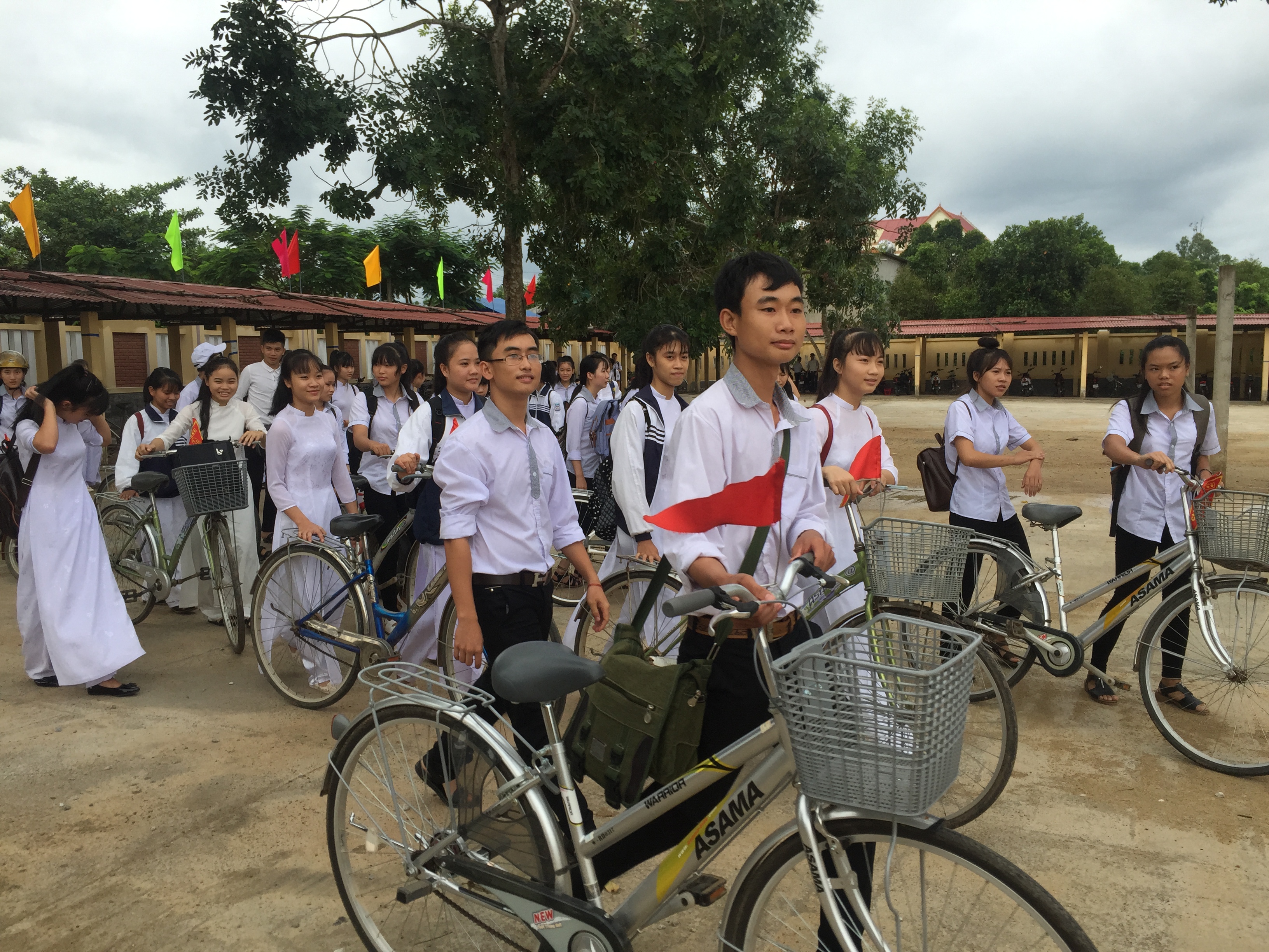 Học sinh của Trường THPT Hùng Vương tham gia giao thông rất trật tự với lá cờ đỏ in số hiệu của mình 