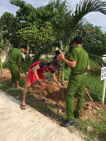 Đoàn viên thanh niên PC65 chăm sóc vườn cây tại trụ sở làm việc.