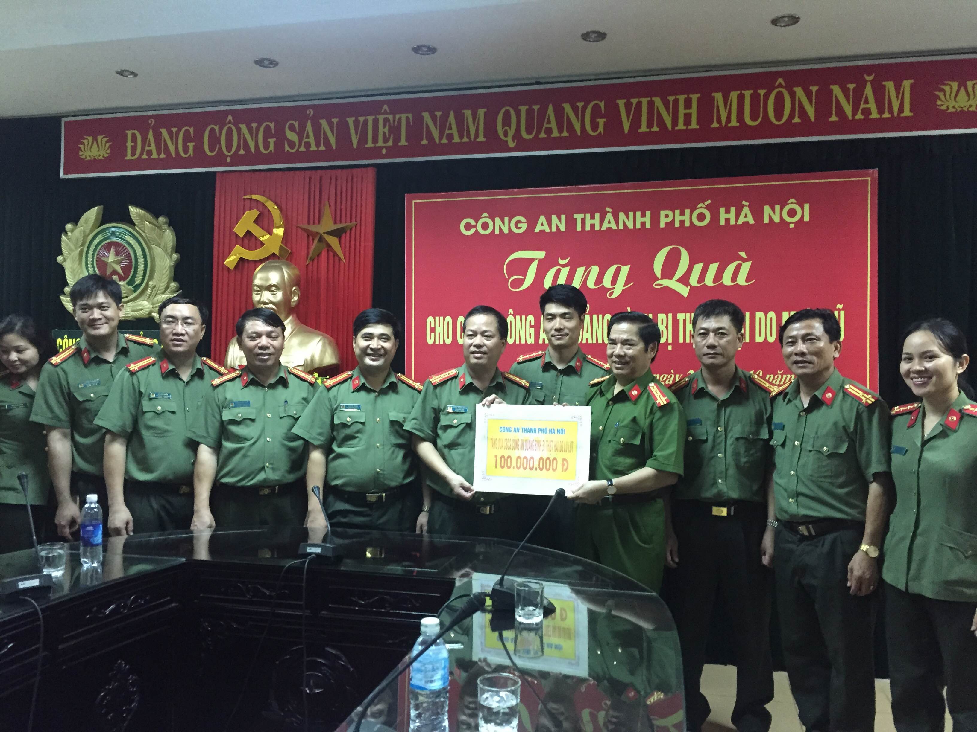 Đại tá Trần Minh Thùy- Phó Giám đốc Công an tỉnh đón nhận món quà từ Công an Thành phố Hà Nội