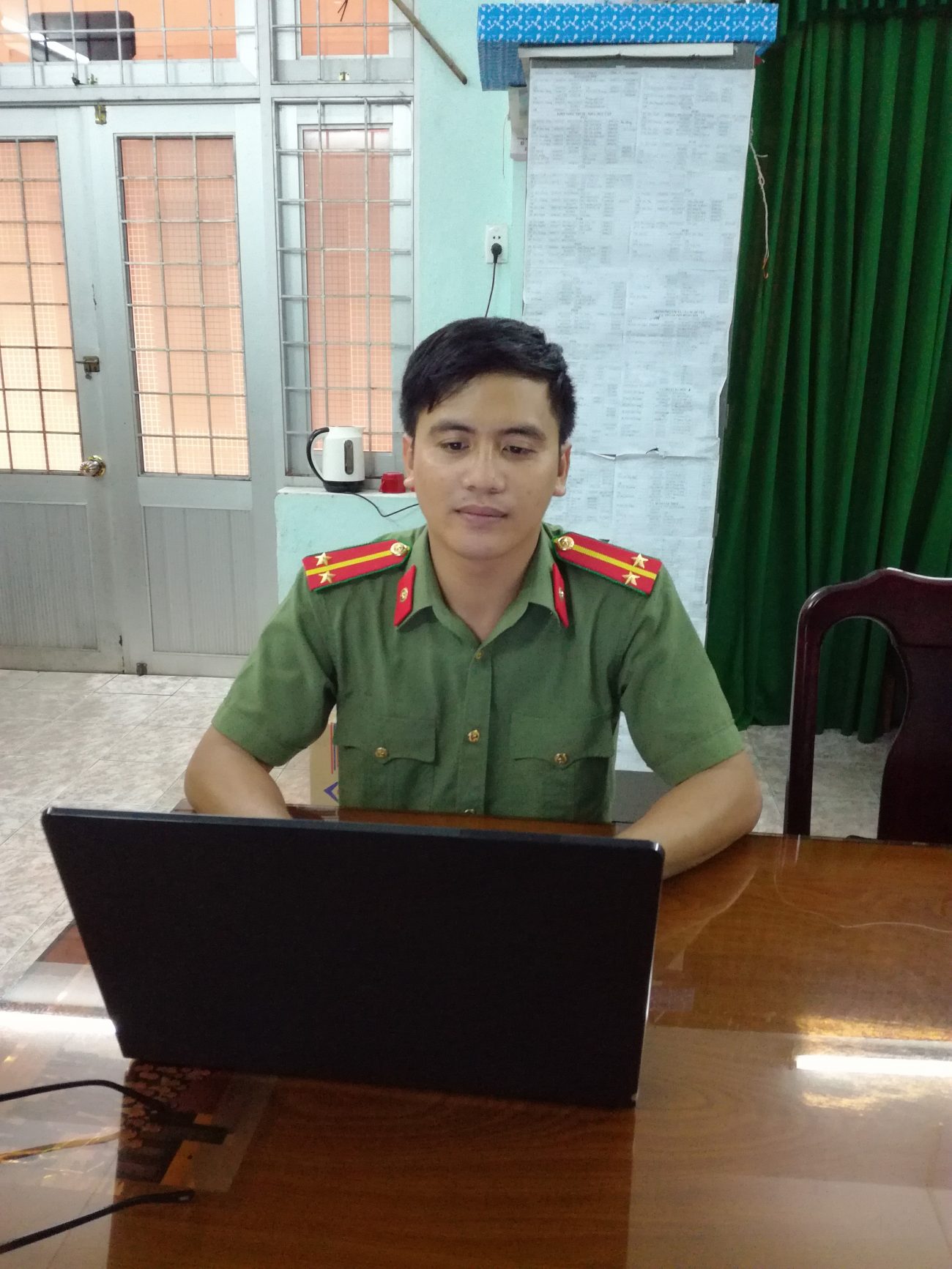 Trung úy Trần Thanh Toản, Cán bộ Đội Viễn thông-Tin học, Phòng PV11 đang nghien cứu triển khai thực hiện Đề án xây dựng Trang thông tin điện tử tổng hợp của Công an Quảng Bình.