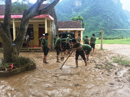 Đoàn viên thanh niên Khối ANND tham gia khắc phục hậu quả lũ lụt