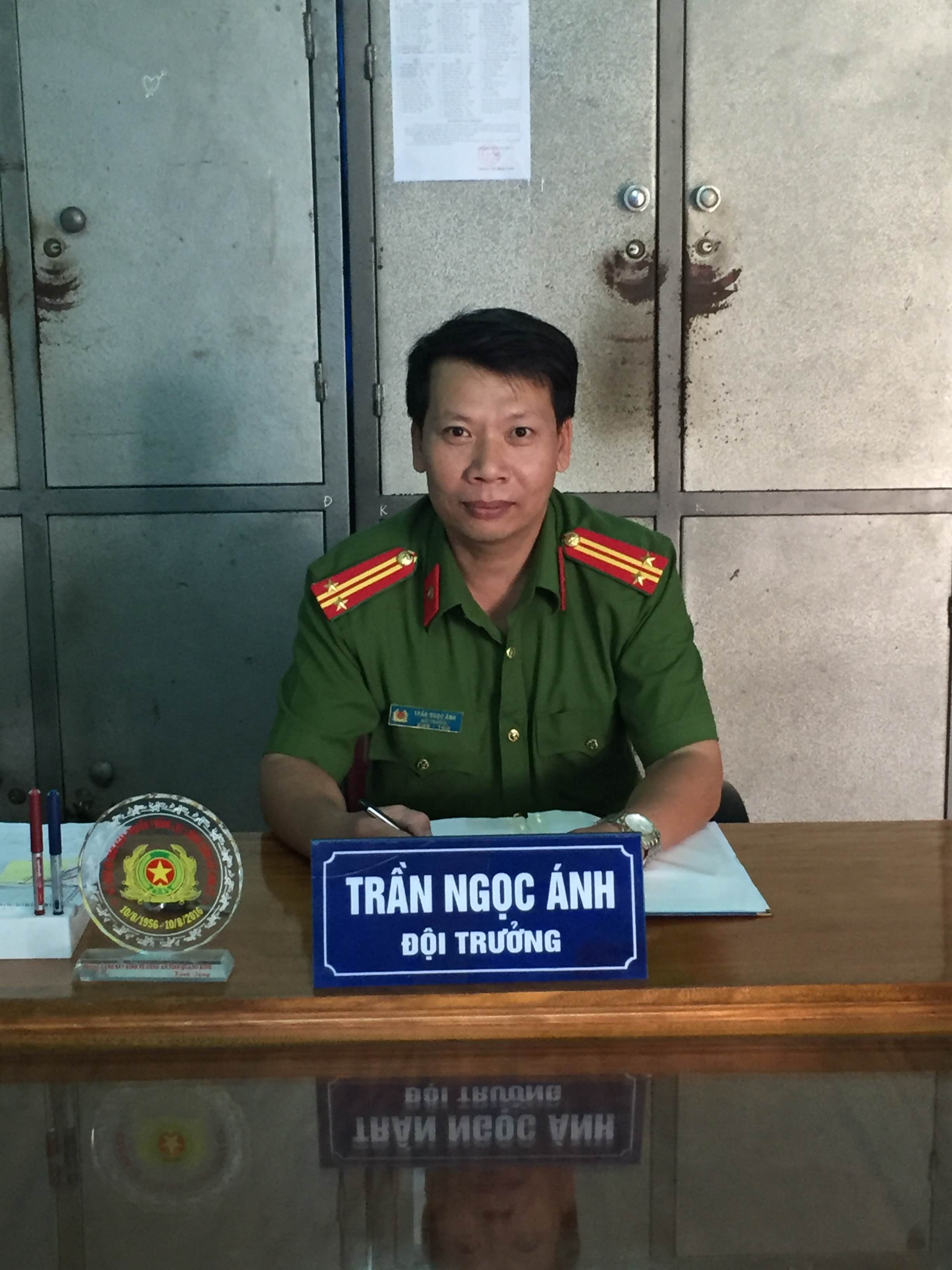 Trung tá Trần Ngọc Ánh đang nghiên cứu hồ sơ chuyên án 716C.