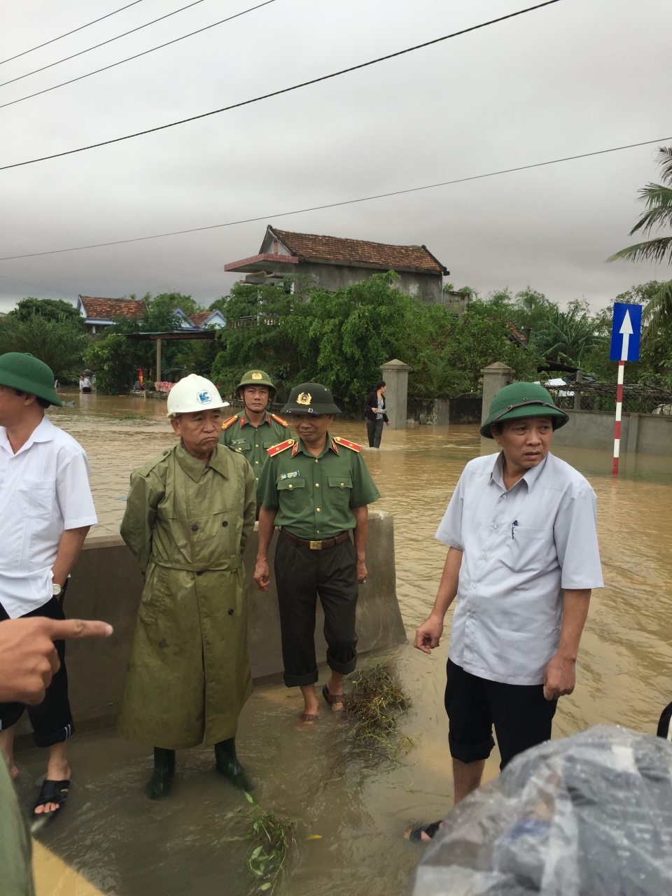 Công an tỉnh Quảng Bình và các nhà tài trợ tặng quà cho người dân vùng lũ xã Hồng Hóa, huyện Minh Hóa