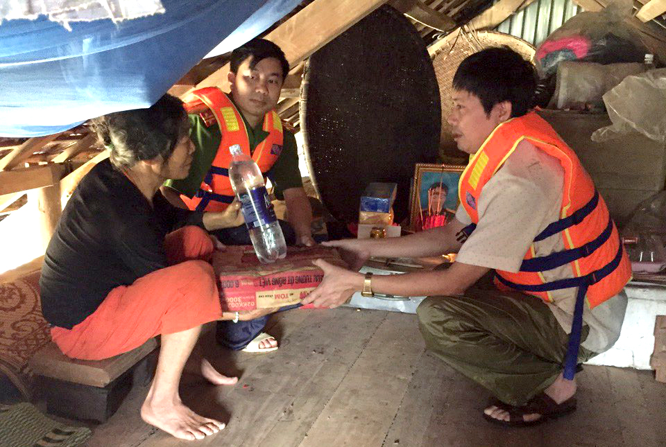 Công an huyện Minh Hóa cấp phát kịp thời mì tôm, nước uống cho người dân trên địa bàn khi lũ dâng cao