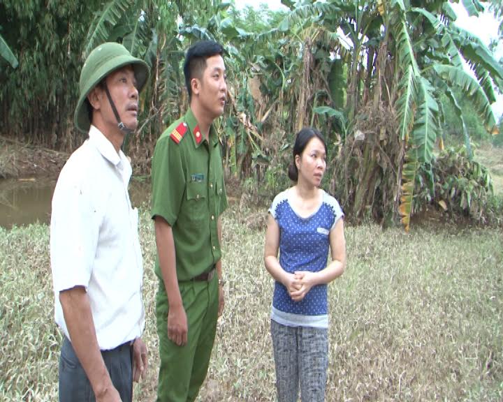 Thượng sỹ Lê Hải Nam, Đội xây dựng phong trào và phụ trách xã, Công an huyện Quảng Trạch thăm hỏi người dân.
