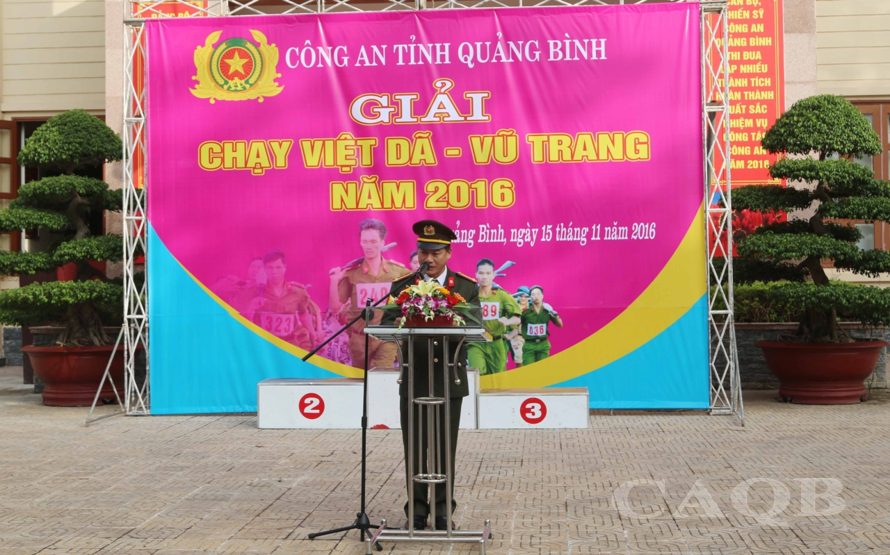 Đồng chí thượng tá Nguyễn Phú Ngọc, trưởng phòng Công tác Chính trị, Công an tỉnh phát biểu khai mạc giải chạy Việt dã, vũ trang năm 2016.
