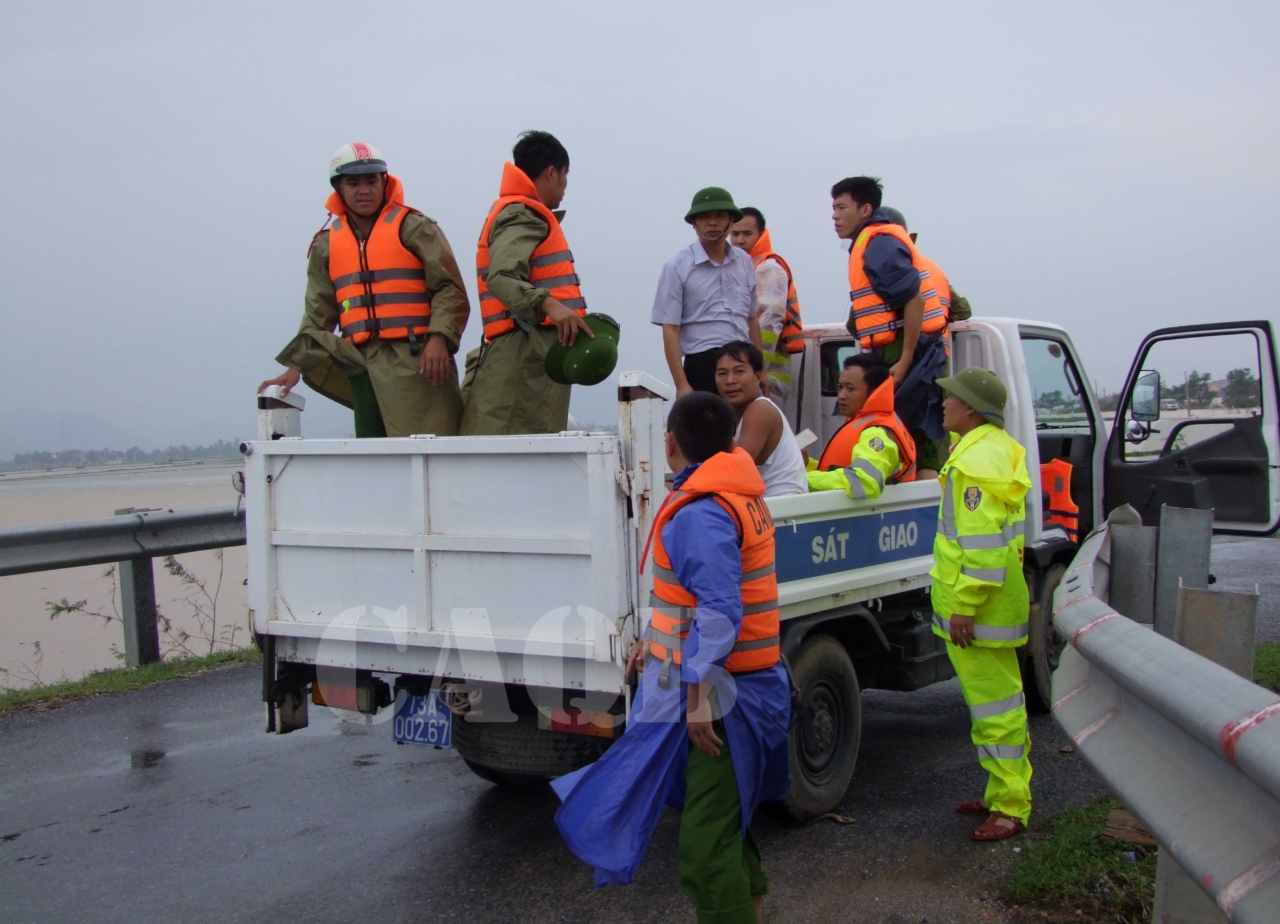 Lực lượng Công an thị xã Ba Đồn sẵn sàng lực lượng giúp dân ứng cứu với mưa lũ