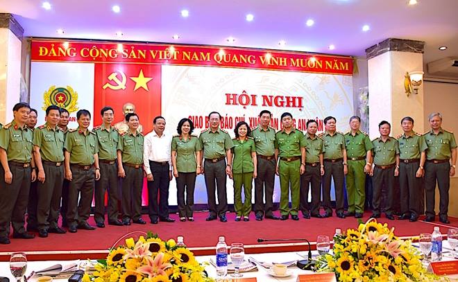 Đồng chí Thượng tướng Nguyễn Văn Thành chụp ảnh lưu niệm với Đại biểu dự Hội nghị