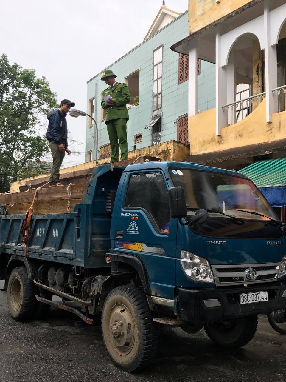 Lực lượng Cảnh sát môi trường tiến hành kiểm tra tang vật, phương tiện