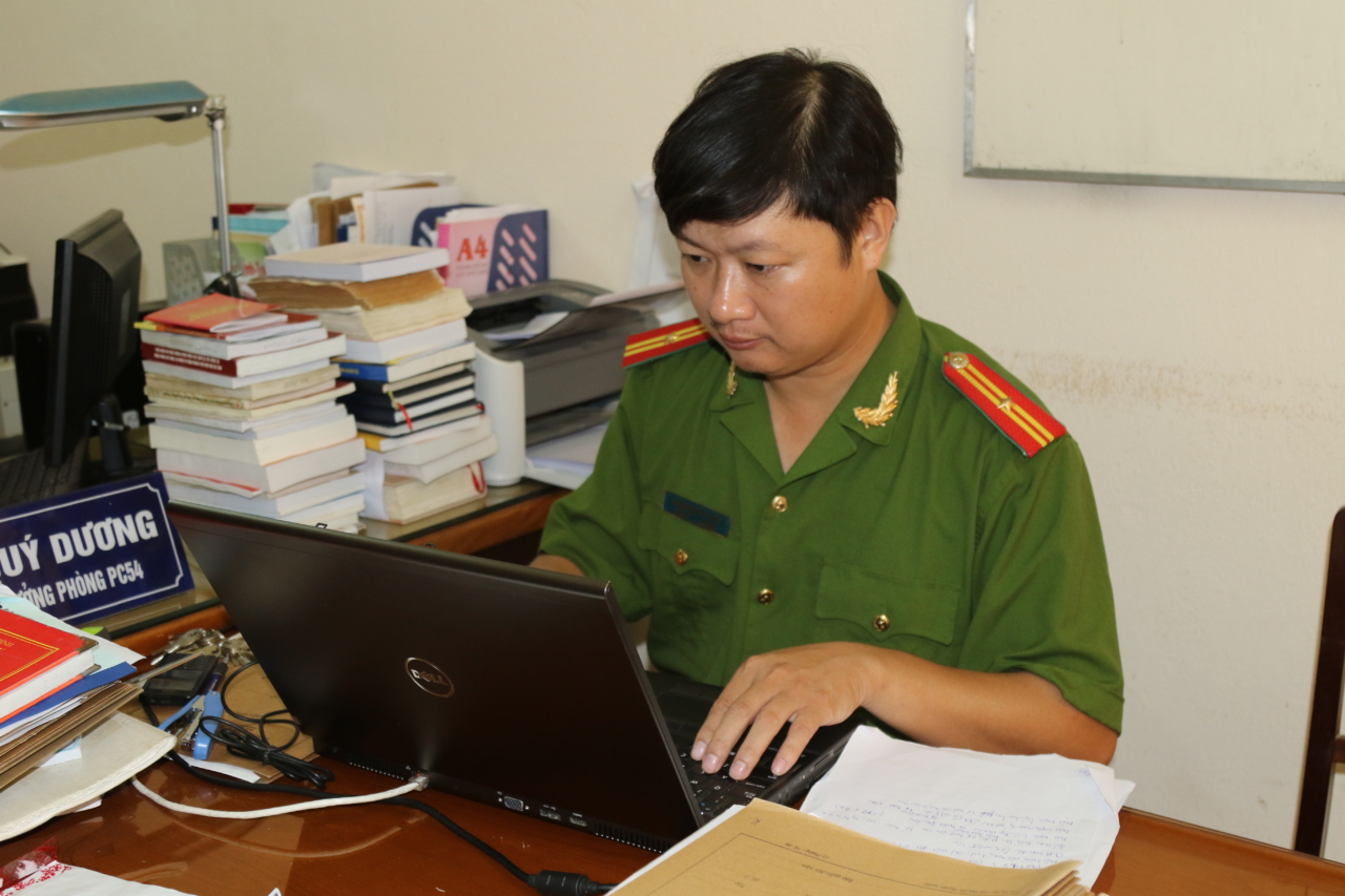 Trung tá Hoàng Khắc Tuấn miệt mài nghiên cứu hồ sơ vụ án 