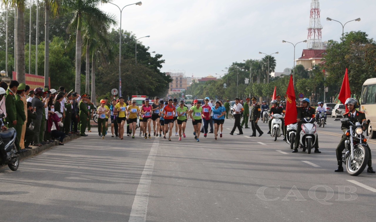 VĐV nữ chạy Việt dã cự ly 3km. 