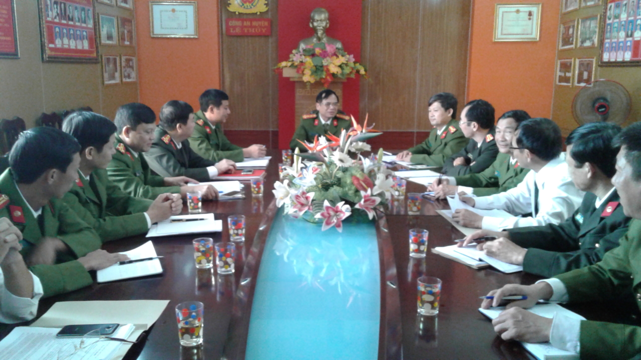 Đồng chí đại tá Nguyễn Văn Hiệu - Phó giám đốc Công an tỉnh - Trưởng đoàn kiểm tra và các thành viên kiểm tra công tác công an năm 2016 tại công an huyện Lệ Thủy. 