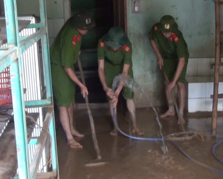 CBCS Công an huyện Quảng Trạch giúp nhân dân lau chùi, dọn dẹp nhà cửa khi lũ rút.