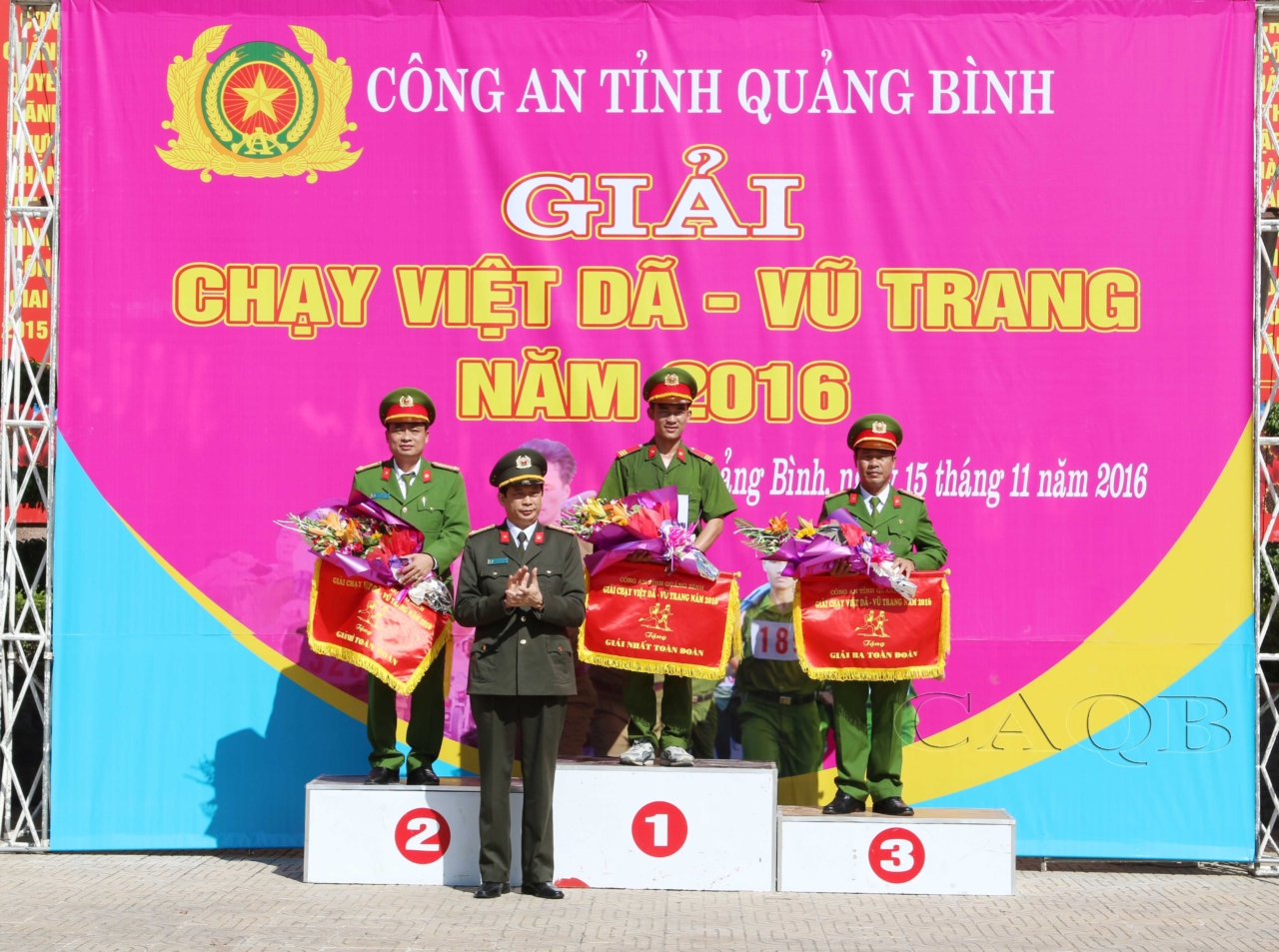Đồng chí Đại tá Nguyễn Quốc Tường, trao giải nhất, nhì, ba toàn đoàn cho các đội.
